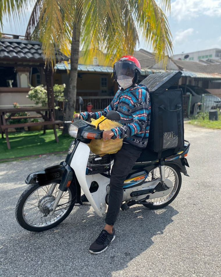 Penghantar El Barokah Farm bersedia menghantar pesanan menaiki motosikal