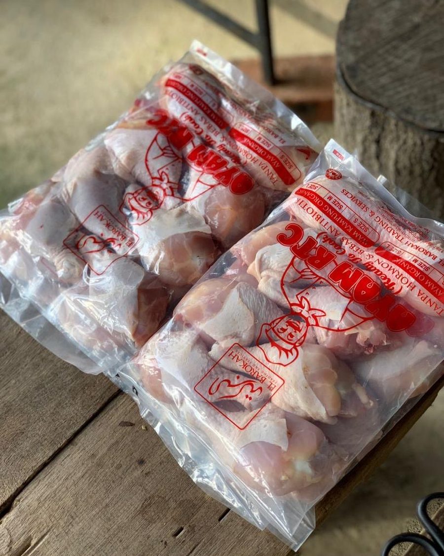 Dua pek Ayam Ready to Cook El Barokah Farm di atas meja kayu
