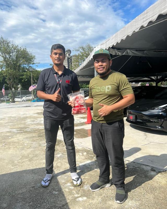 Pelanggan mengambil pesanan Ayam Ready to Cook El Barokah Farm