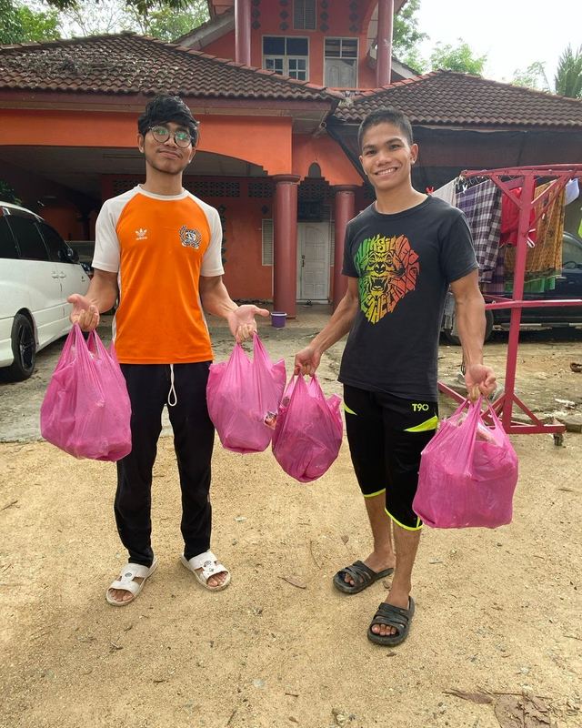Pelanggan membawa pulang pesanan El Barokah Farm